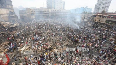 অগ্নিকাণ্ডে পুড়ে যাওয়ার পর বঙ্গবাজারে দোকানিদের ভিড় 