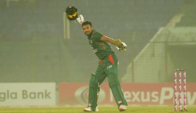 তৃতীয় সেঞ্চুরি তুলে নেন শান্ত। 
