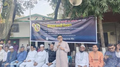 ইফতারসামগ্রী বিতরণ অনুষ্ঠানে বক্তব্য রাখছেন বিপ্লব বড়ুয়া