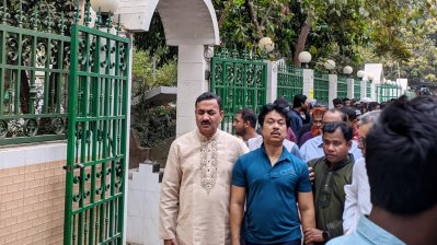 কবরস্থান ফটকে শিবলী মহম্মদ