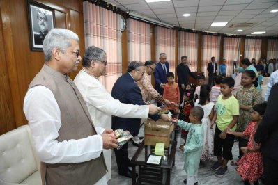 শিশুদের মাঝে চকলেট বিতরণ করেন প্রধান বিচারপতি