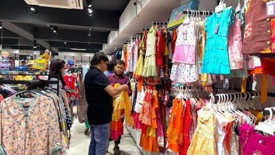 সামগ্রিকভাবে দেশের পোশাক খাতে ভালো ব্যবসা করে বেশ কিছু শীর্ষস্থানীয় ব্র্যান্ড