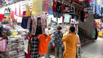 ঈদ যত এগিয়ে আসবে শপিংমলগুলোতে ভিড় ততই বাড়তে থাকবে