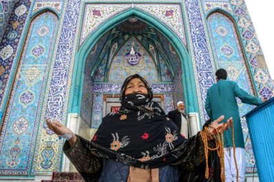 আফগানিস্তানের কাবুলে নওরোজ উদযাপন করতে সাধু সখি সায়েবের মাজারে এক আফগান নারী। ছবি: ইপিএ