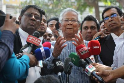  আদালত প্রাঙ্গণে সাংবাদিকদের সঙ্গে কথা বলছেন ড. মুহাম্মদ ইউনূস, ছবি: নাসিরুল ইসলাম