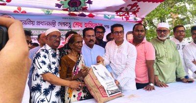 মোহাম্মদপুর বিহারি ক্যাম্পে উর্দুভাষীদের মাঝে প্রধানমন্ত্রীর ঈদ সামগ্রী উপহার বিতরণ করেন জাহাঙ্গীর কবির নানক