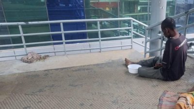 প্রায় সারা বছরই রাজধানীর ফুটওভার ব্রিজ দখল করে রাখে ভিক্ষুকরা (ফাইল ছবি)