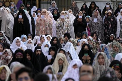 Women pray in Iran.  Photo: AP