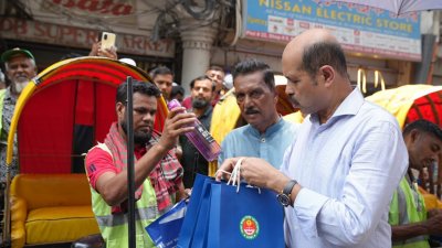 রিকশাচালকদের মাঝে ছাতা, পানি ও খাবার স্যালাইন বিতরণ করেন মেয়র আতিকুল ইসলাম