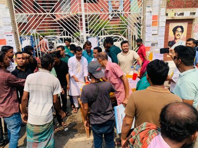 কবি নজরুল কলেজ শাখা ছাত্রলীগের শরবত বিতরণ