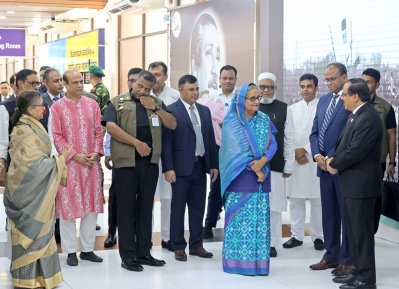 প্রধানমন্ত্রী ঢাকায় পৌঁছালে বিমানবন্দরে তাকে স্বাগত জানান দলের নেতারা ও ঊর্ধ্বতন সরকারি কর্মকর্তারা (ছবি: ফোকাস বাংলা)