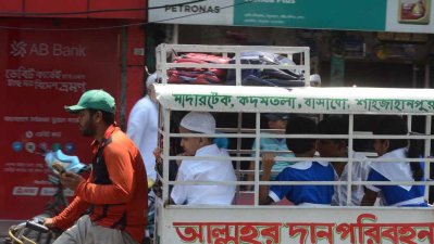 প্রচণ্ড গরমের মধ্যেই তারা স্কুল ভ্যানে করে যাচ্ছেন