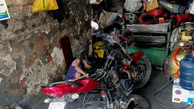 গ্যারেজে কর্মব্যস্ততায় সময় কাটলেও তাদের কাজের নেই কোনও সময়সীমা