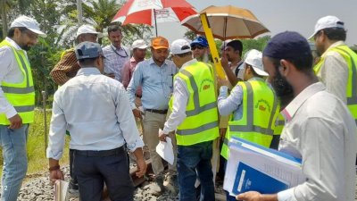 মঙ্গলবার বিকালে খুলনা থেকে মোংলা রেলপথের চূড়ান্ত পরীক্ষা-নিরীক্ষা সম্পন্ন করা হয়, রেলওয়ের কর্মকর্তারা রেলপথের বিভিন্ন স্থান ঘুরে দেখেন