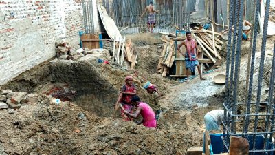 রাজধানীর পরীবাগে সহকর্মীদের সঙ্গে কাজে ব্যস্ত শাপলা খাতুন, ছবি: সাজ্জাদ হোসেন