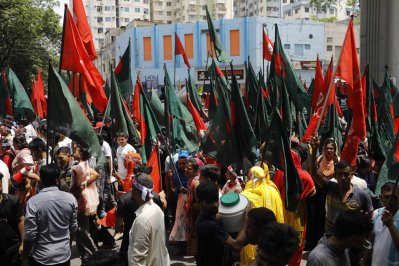 মিছিল নিয়ে জাতীয় প্রেসক্লাবের সামনে সমাবেশে যোগ দেন হাজারো শ্রমজীবী মানুষ। ছবি: সাজ্জাদ হোসেন 