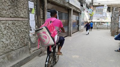 তপ্ত রোদে অনেকক্ষণ ধরে পথ চলতে গিয়ে প্রায়িই অসুস্থ হয়ে পড়ছেন ফুড ডেলিভারিম্যানরা 