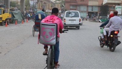 পরিবারের চাকা সচল রাখতে অনবরত কাজ করে চলেছেন তারা 