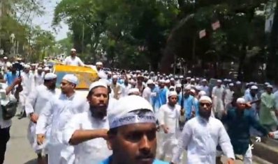 কারাগার থেকে বের হলে হেফাজতের শতশত নেতাকর্মী মামুনুল হককে বরণ করে নেন