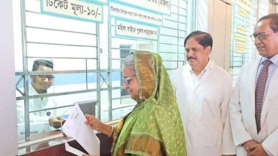 প্রধানমন্ত্রী শেখ হাসিনার সঙ্গে উপস্থিত ছিলেন কয়েকজন বিশেষজ্ঞ চিকিৎসক 