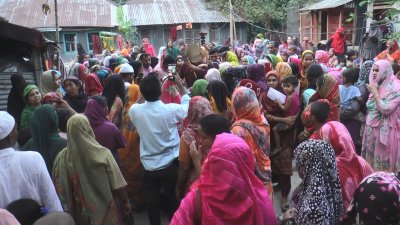 ঘরের সামনে স্বজনদের আহাজারি