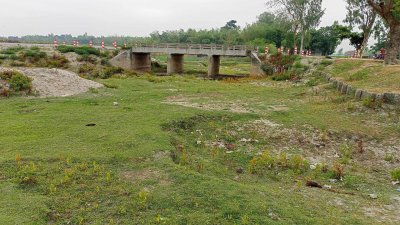 হারিয়ে গেছে প্রাণ, নদীর বুকে বুনছে ধান