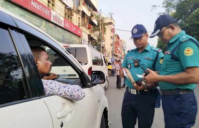 গাড়িতে লাগানো স্টিকারের সত্যতা যাচাই করতে রাজধানীতে অভিযানে নেমেছে পুলিশ