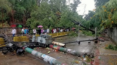 বৃষ্টিতে চট্টগ্রাম শহরীতে কলকাতা গাছ-খুঁটি, কয়েক জলাবদ্ধতা