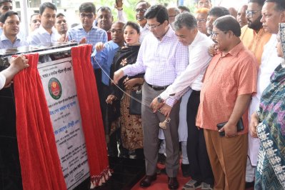 ভিত্তিপ্রস্তর উদ্বোধন করেন ডিএনসিসির মেয়র ব্যারিস্টার শেখ ফজলে নূর তাপস