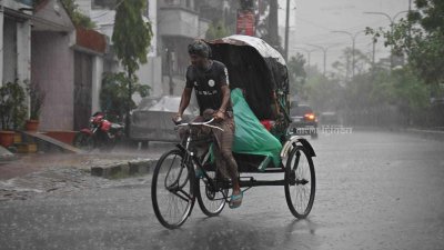 তুমুল বৃষ্টিতে ভোগান্তিতে পড়তে হয়েছে জরুরি কাজে বের হওয়া মানুষকে (ছবি: নাসিরুল ইসলাম)