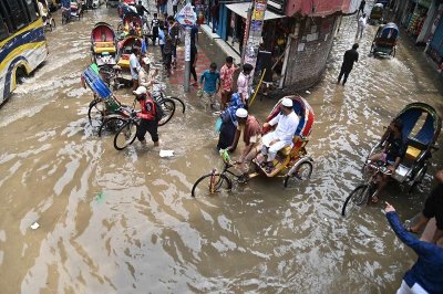 তুমুল বৃষ্টিতে ভোগান্তিতে পড়তে হয় জরুরি কাজে বের হওয়া ব্যক্তিদের
