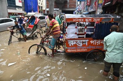 দেড় ঘণ্টার বৃষ্টিতে পানির নিচে সড়ক