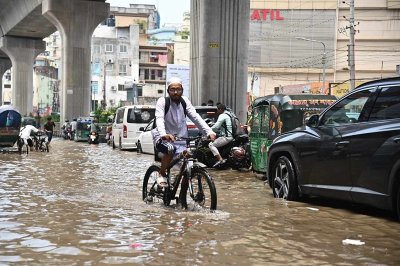 দেড় ঘণ্টার বৃষ্টিতে পানির নিচে সড়ক