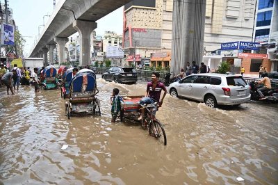 দেড় ঘণ্টার বৃষ্টিতে পানির নিচে সড়ক