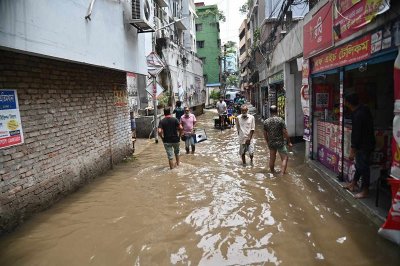 দেড় ঘণ্টার বৃষ্টিতে পানির নিচে সড়ক