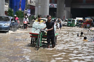 কাজে বের হয়ে ভোগান্তিতে পড়েছেন তারা