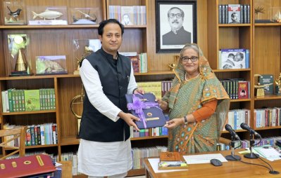 শিক্ষামন্ত্রী মহিবুল হাসান চৌধুরীর কাছ থেকে ২০২৪ সালের এসএসসি পরীক্ষার ফলের অনুলিপি গ্রহণ করেন প্রধানমন্ত্রী শেখ হাসিনা (ছবি: ফোকাস বাংলা)