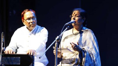 গান পরিবেশন করছেন আমিনা আহমেদ