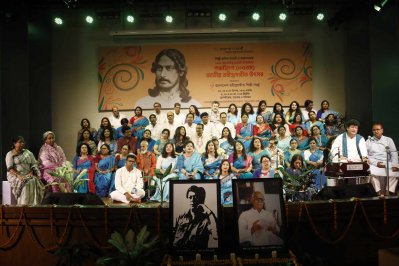 সংঘের সদস্যদের সমবেত পরিবেশনা