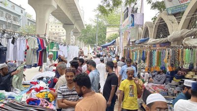 পথচারীদের জন্য এখানে যে হাঁটার রাস্তা আছে, তা দেখে বোঝার উপায় নেই। 