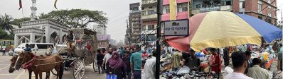 ঘোড়ার গাড়ি সড়কে, আর গাড়ির দাঁড়ানোর স্থানে চলে দোকান