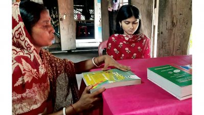 দৃষ্টিহীনতা বাধা হতে পারেনি অদম্য মেধাবী ঐতির