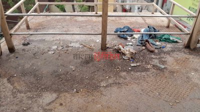 ফুট ওভারব্রিজে আবর্জনার স্তূপই যেন চিরচেনা দৃশ্য (ছবি: প্রতিবেদক) 