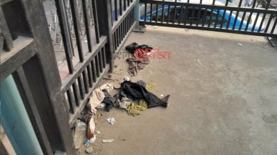নিয়মিত পরিষ্কার করা হয় না রাজধানীর ফুট ওভারব্রিজগুলো (ছবি: প্রতিবেদক) 