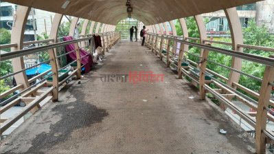 ফুট ওভারব্রিজগুলোর বেশিরভাগই চালু হওয়ার কিছু দিনের মধ্যে ময়লা-আবর্জনা-দুর্গন্ধের কারণে স্বাভাবিকভাবে চলার অনুপযুক্ত হয়ে পড়ে (ছবি: প্রতিবেদক) 