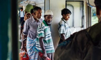সিত্তের আগে ট্রেন থেকে নামছেন রোহিঙ্গারা। কারণ প্রধান স্টেশনে প্রবেশে তাদের অনুমতি নেই। ছবি: রিভা প্রেস