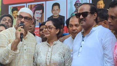 ফলাফল ঘোষণার পর এভাবেই হাসিমুখে মিশা-ডিপজলের পাশে ছিলেন নিপুণ