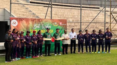 বাংলাদেশ জাতীয় নারী ক্রিকেট দলের সঙ্গে ডোনাল্ড লু ও পিটার হাসসহ অন্যরা