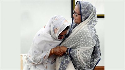 প্রধানমন্ত্রীকে জড়িয়ে ধরে কান্নায় ভেঙে পড়েন আসিমের মা (ছবি: ফোকাস বাংলা)
