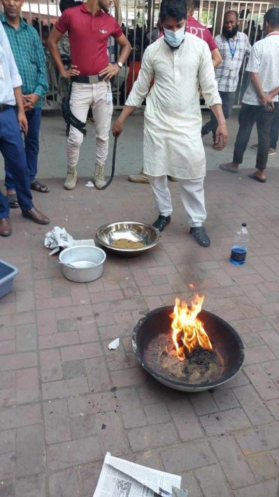 কাপড় পুড়িয়ে বের করা হয় স্বর্ণ